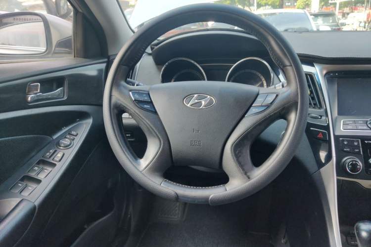 Used Hyundai Sonata 2011 2.0L Automatic Luxury Edition Steering Wheel