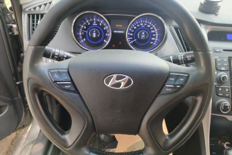 Used Hyundai Sonata 2011 2.0L Automatic Luxury Edition Steering Wheel