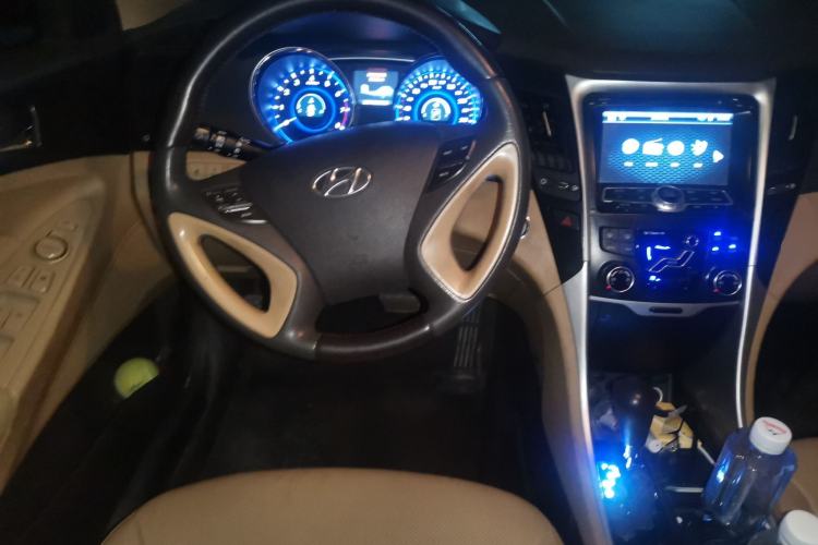 Used Hyundai Sonata 2011 2.0L Automatic Luxury Edition Steering Wheel