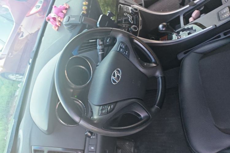 Used Hyundai Sonata 2011 2.0L Automatic Prestige Edition Steering Wheel