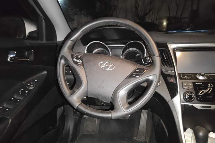 Used Hyundai Sonata 2011 2.0L Automatic Luxury Edition Steering Wheel