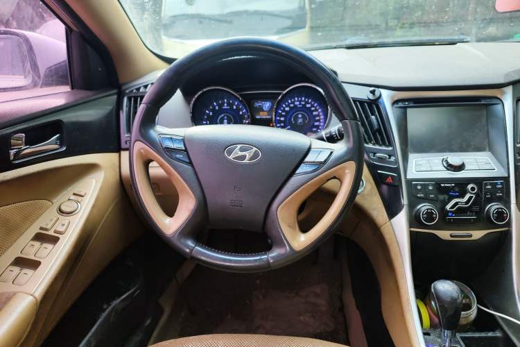 Used Hyundai Sonata 2011 2.0L Automatic Luxury Edition Steering Wheel