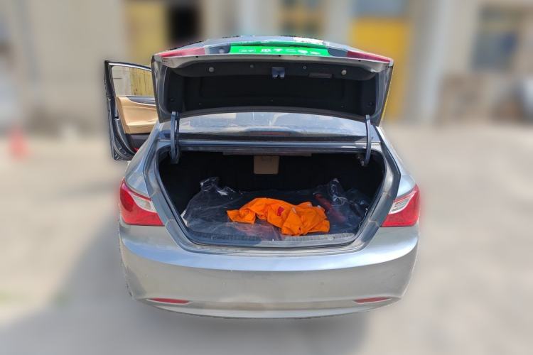 Used Hyundai Sonata 2011 2.0L Automatic Leading Edition Trunk