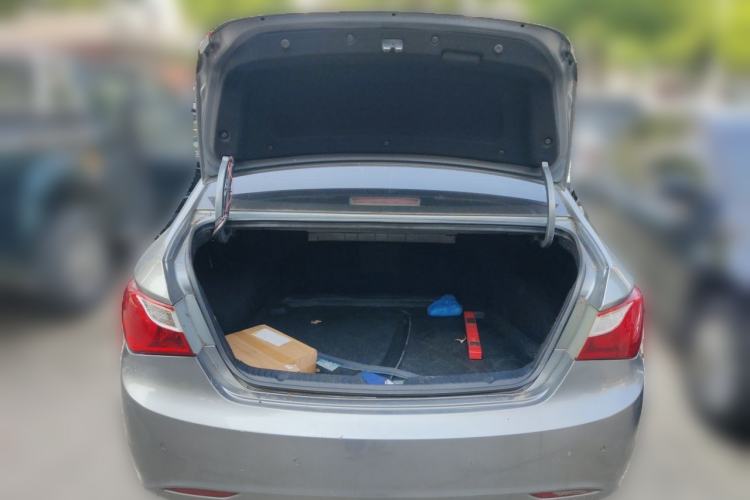 Used Hyundai Sonata 2011 2.0L Automatic Luxury Edition Trunk