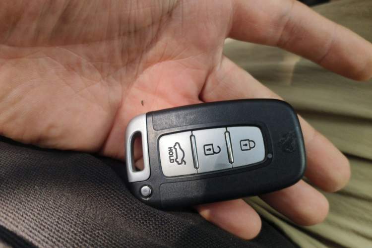 Used Hyundai Sonata 2011 2.0L Automatic Luxury Edition Vehicle Key