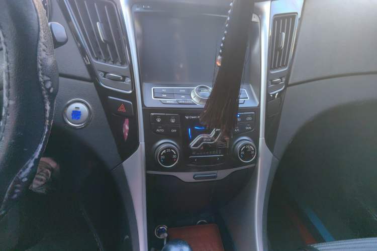 Used Hyundai Sonata 2011 2.0L Automatic Luxury Edition Audio And AC Panel