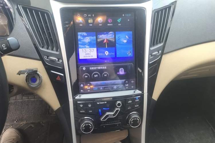 Used Hyundai Sonata 2011 2.0L Automatic Luxury Edition Audio And AC Panel
