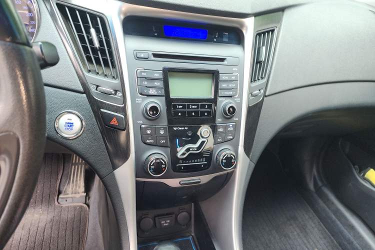 Used Hyundai Sonata 2011 2.0L Automatic Luxury Edition Audio And AC Panel