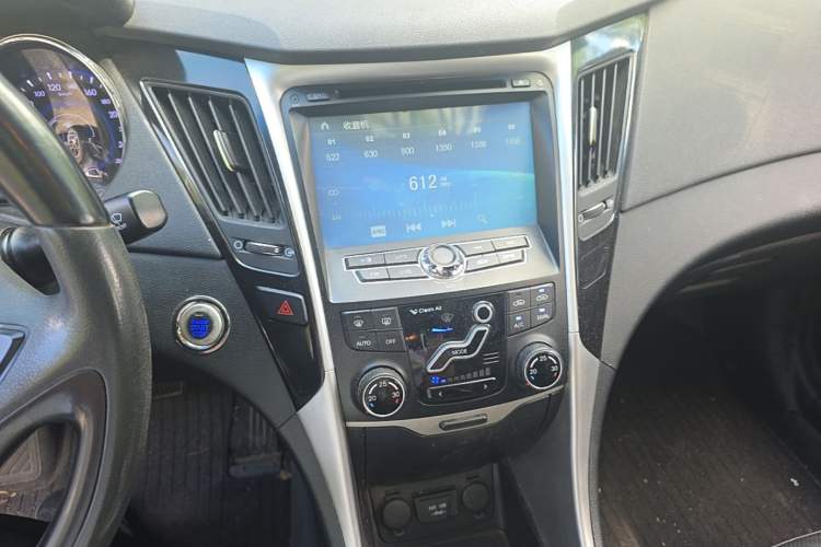 Used Hyundai Sonata 2011 2.0L Automatic Luxury Edition Audio And AC Panel