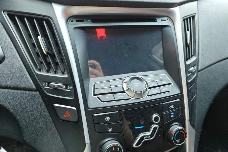 Used Hyundai Sonata 2011 2.0L Automatic Fashion Edition Audio And AC Panel