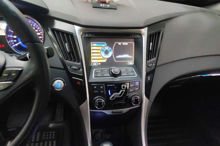 Used Hyundai Sonata 2011 2.0L Automatic Luxury Edition Audio And AC Panel