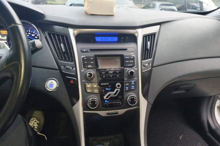 Used Hyundai Sonata 2011 2.0L Automatic Luxury Edition Audio And AC Panel
