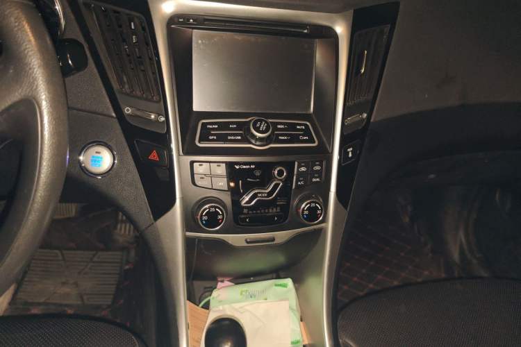 Used Hyundai Sonata 2011 2.0L Automatic Luxury Edition Audio And AC Panel