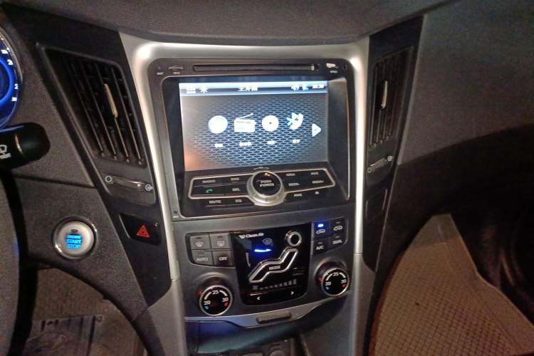 Used Hyundai Sonata 2011 2.0L Automatic Luxury Edition Audio And AC Panel