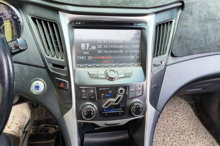 Used Hyundai Sonata 2011 2.0L Automatic Luxury Edition Audio And AC Panel