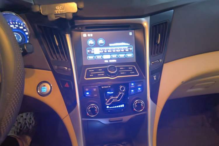 Used Hyundai Sonata 2011 2.0L Automatic Luxury Edition Audio And AC Panel