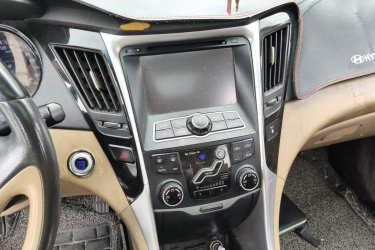 Used Hyundai Sonata 2011 2.0L Automatic Luxury Edition Audio And AC Panel
