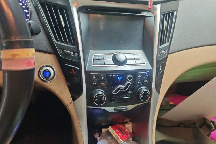 Used Hyundai Sonata 2011 2.0L Automatic Luxury Edition Audio And AC Panel