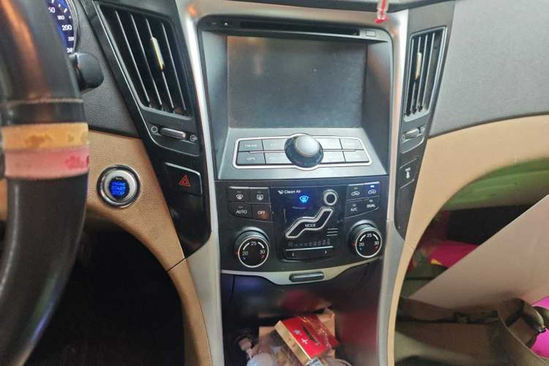 Used Hyundai Sonata 2011 2.0L Automatic Luxury Edition Audio And AC Panel