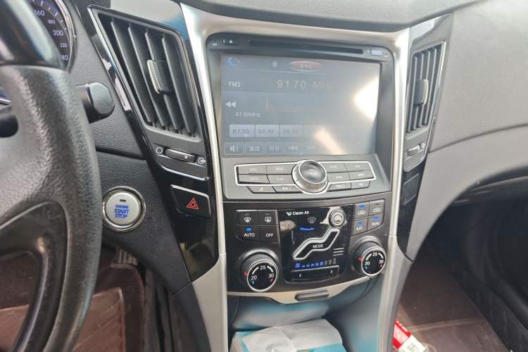 Used Hyundai Sonata 2011 2.0L Automatic Luxury Edition Audio And AC Panel