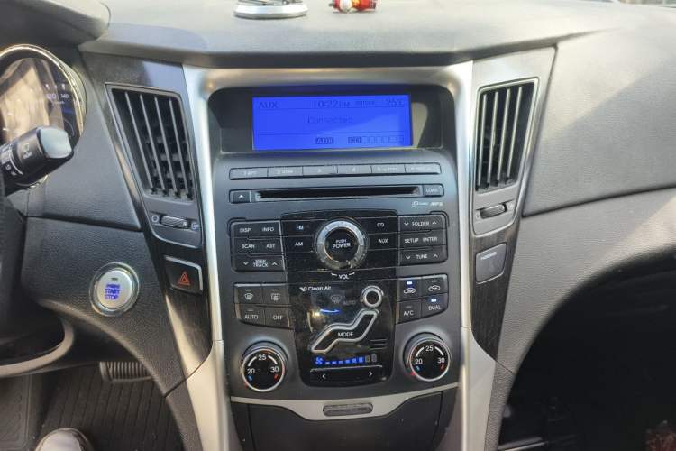 Used Hyundai Sonata 2011 2.0L Automatic Luxury Edition Audio And AC Panel