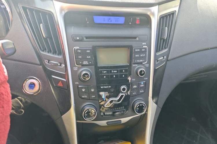 Used Hyundai Sonata 2011 2.0L Automatic Luxury Edition Audio And AC Panel