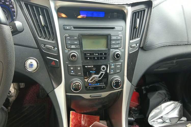Used Hyundai Sonata 2011 2.0L Automatic Luxury Edition Audio And AC Panel