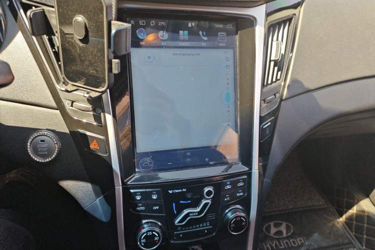 Used Hyundai Sonata 2011 2.0L Automatic Prestige Edition Audio And AC Panel