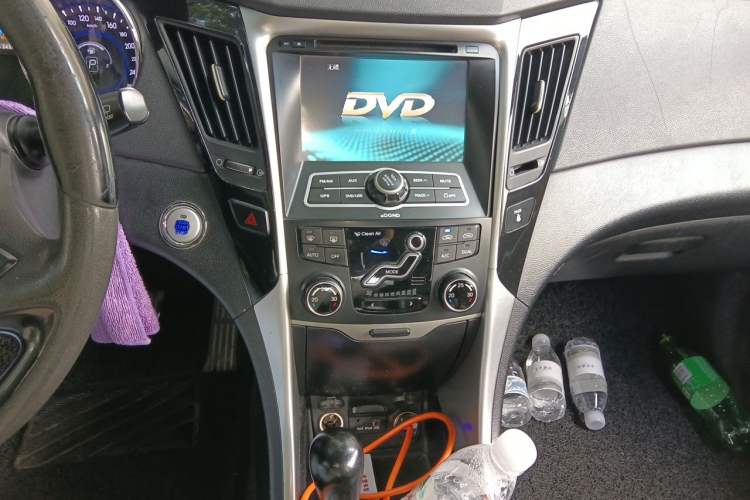 Used Hyundai Sonata 2011 2.0L Automatic Luxury Edition Audio And AC Panel