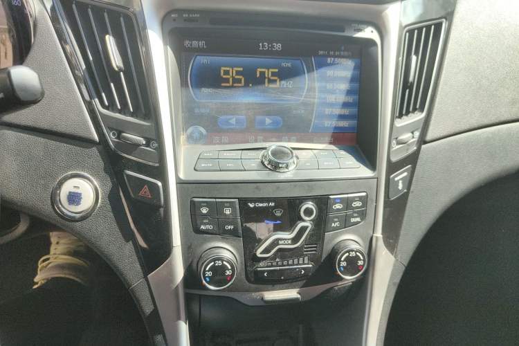 Used Hyundai Sonata 2011 2.0L Automatic Luxury Edition Audio And AC Panel