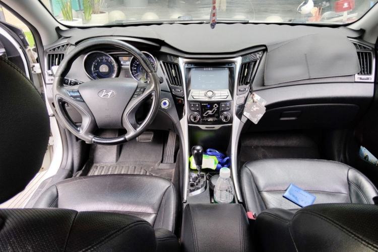 Used Hyundai Sonata 2011 2.0L Automatic Prestige Edition Center Console