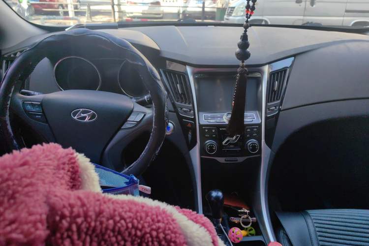 Used Hyundai Sonata 2011 2.0L Automatic Luxury Edition Center Console