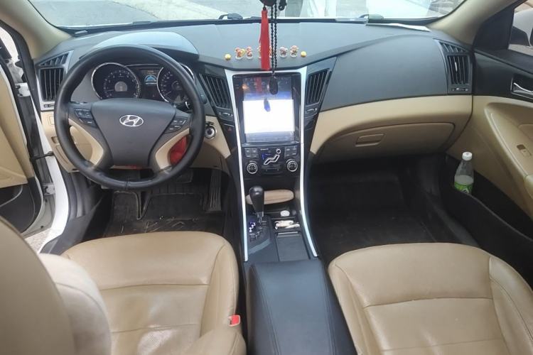 Used Hyundai Sonata 2011 2.0L Automatic Luxury Edition Center Console