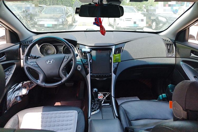 Used Hyundai Sonata 2011 2.0L Automatic Prestige Edition Center Console
