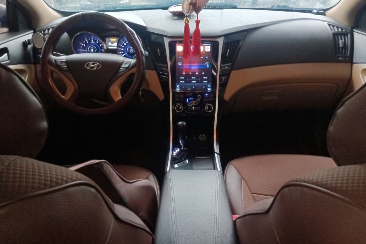 Used Hyundai Sonata 2011 2.0L Automatic Leading Edition Center Console