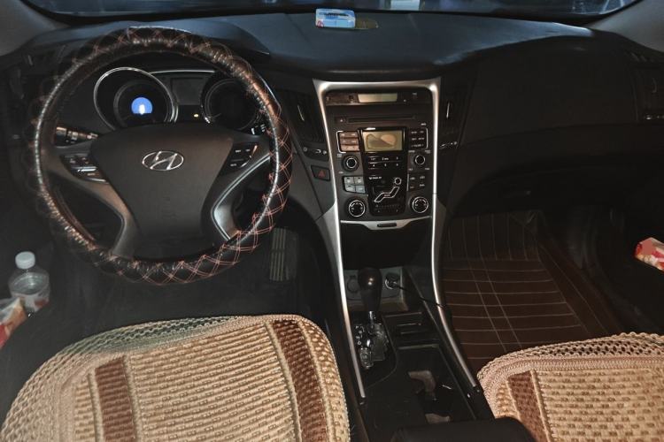 Used Hyundai Sonata 2011 2.0L Automatic Leading Edition Center Console