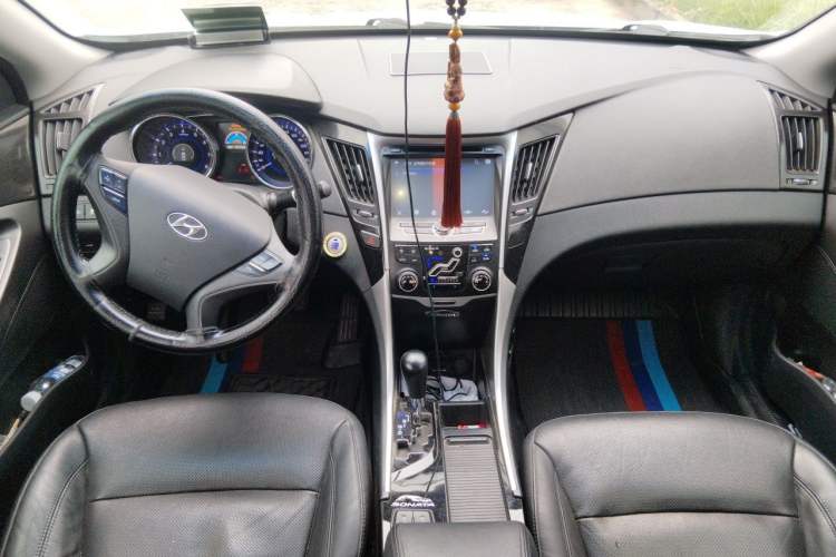 Used Hyundai Sonata 2011 2.0L Automatic Luxury Edition Center Console