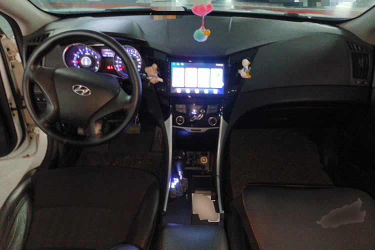 Used Hyundai Sonata 2011 2.0L Automatic Fashion Edition Center Console