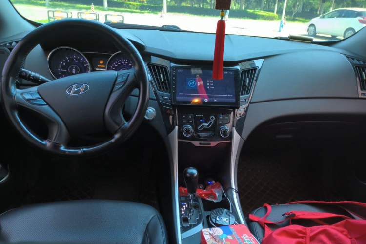 Used Hyundai Sonata 2011 2.0L Automatic Luxury Edition Center Console