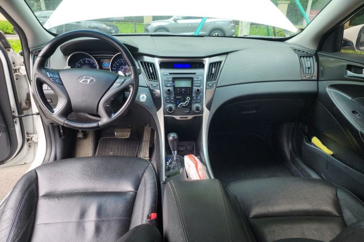 Used Hyundai Sonata 2011 2.0L Automatic Luxury Edition Center Console