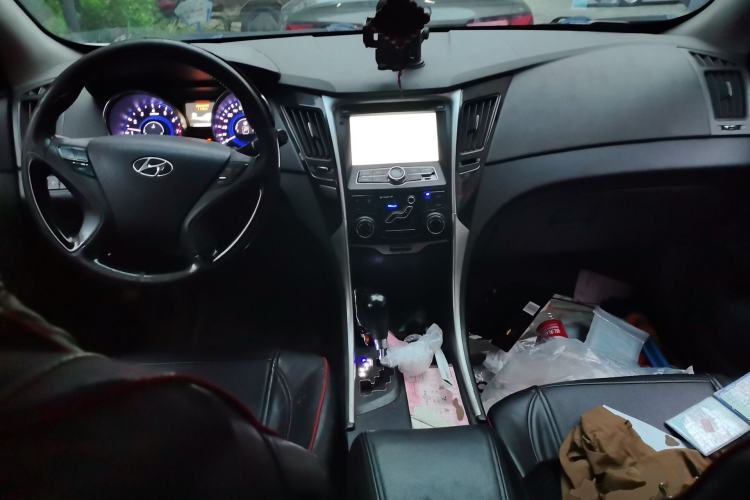 Used Hyundai Sonata 2011 2.0L Automatic Leading Edition Center Console
