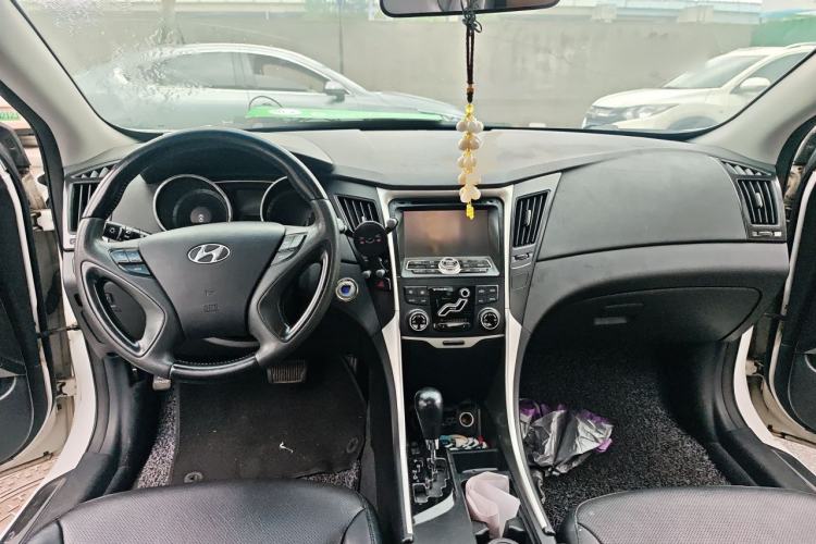 Used Hyundai Sonata 2011 2.0L Automatic Luxury Edition Center Console