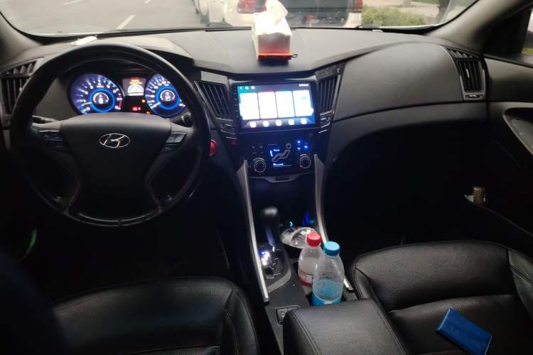 Used Hyundai Sonata 2011 2.0L Automatic Luxury Edition Center Console