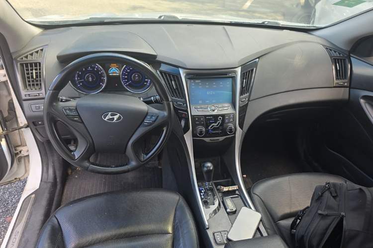 Used Hyundai Sonata 2011 2.0L Automatic Luxury Edition Center Console