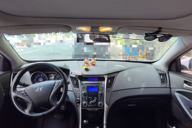 Used Hyundai Sonata 2011 2.0L Automatic Leading Edition Center Console