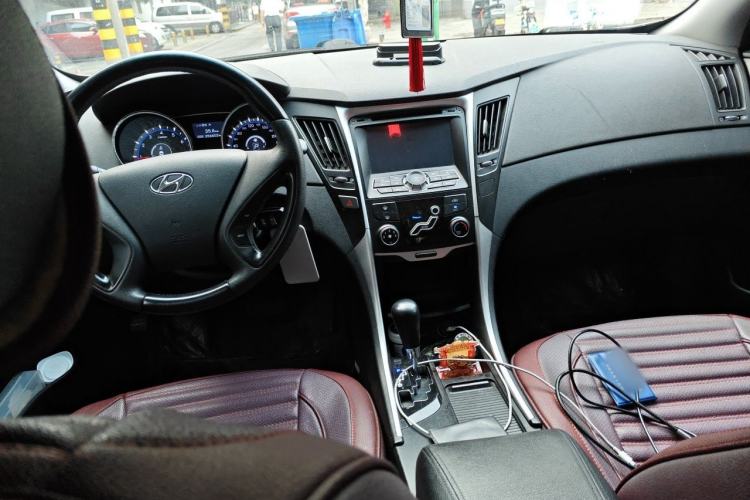 Used Hyundai Sonata 2011 2.0L Automatic Fashion Edition Center Console