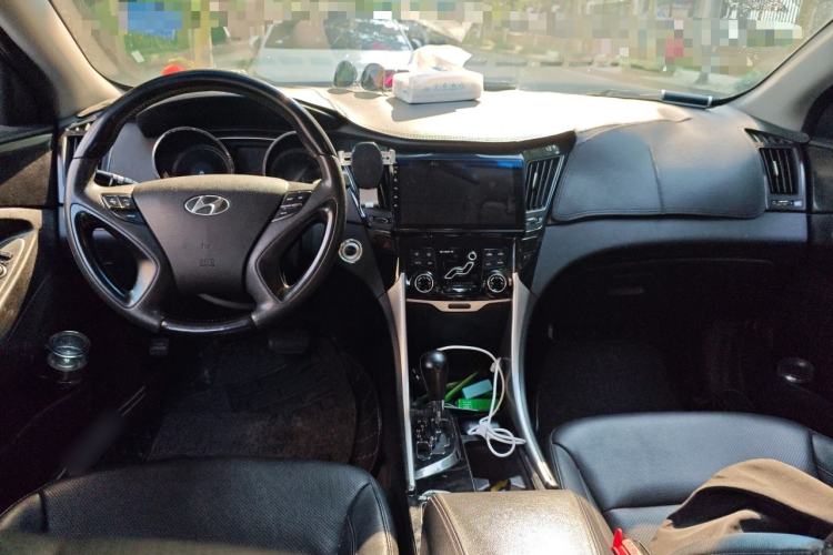 Used Hyundai Sonata 2011 2.0L Automatic Luxury Edition Center Console