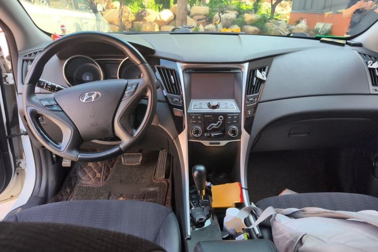 Used Hyundai Sonata 2011 2.0L Automatic Leading Edition Center Console