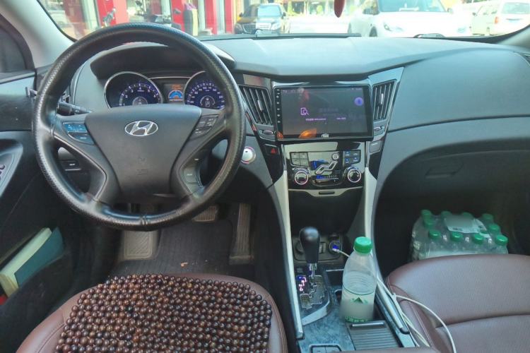 Used Hyundai Sonata 2011 2.0L Automatic Supreme Edition Center Console