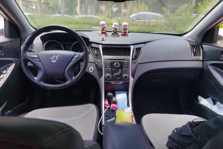 Used Hyundai Sonata 2011 2.0L Automatic Top-Grade Version Center Console